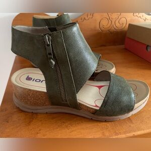 Bionica Olive zip Wedge bootie Sandals size 10